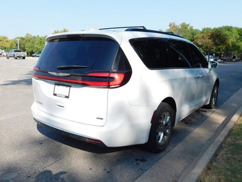 Used 2022 Chrysler Pacifica Touring-L AWD/4WD image 10