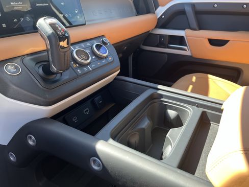 Certified 2024 Land Rover Defender 110 SE image 28