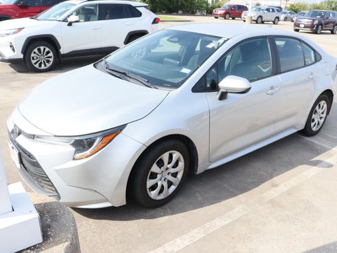 Used 2025 Toyota Corolla LE image 3