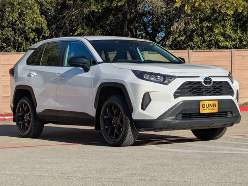 Used 2022 Toyota RAV4 LE image 2