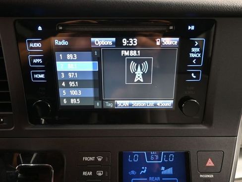 Used 2015 Toyota Sienna LE image 3