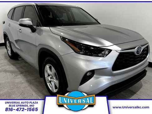 Used 2023 Toyota Highlander LE AWD/4WD image 1
