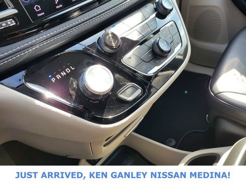 Used 2024 Chrysler Pacifica Select image 11