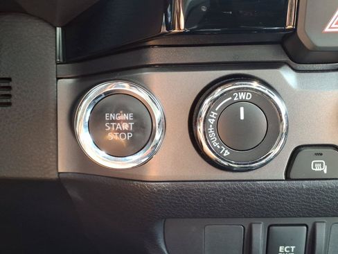 Used 2018 Toyota Tacoma TRD Sport AWD/4WD image 21