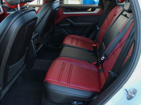 Used 2024 Porsche Cayenne S AWD/4WD image 18