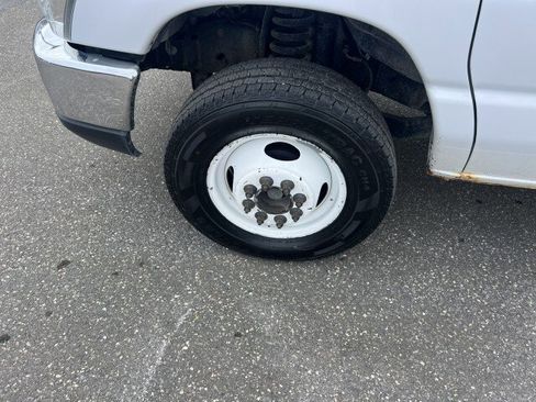 Used 2015 Ford E-350 and Econoline 350 Super Duty image 11