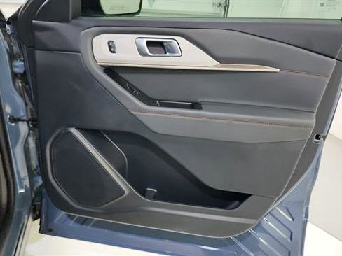 Used 2025 Ford Explorer Active RWD image 28