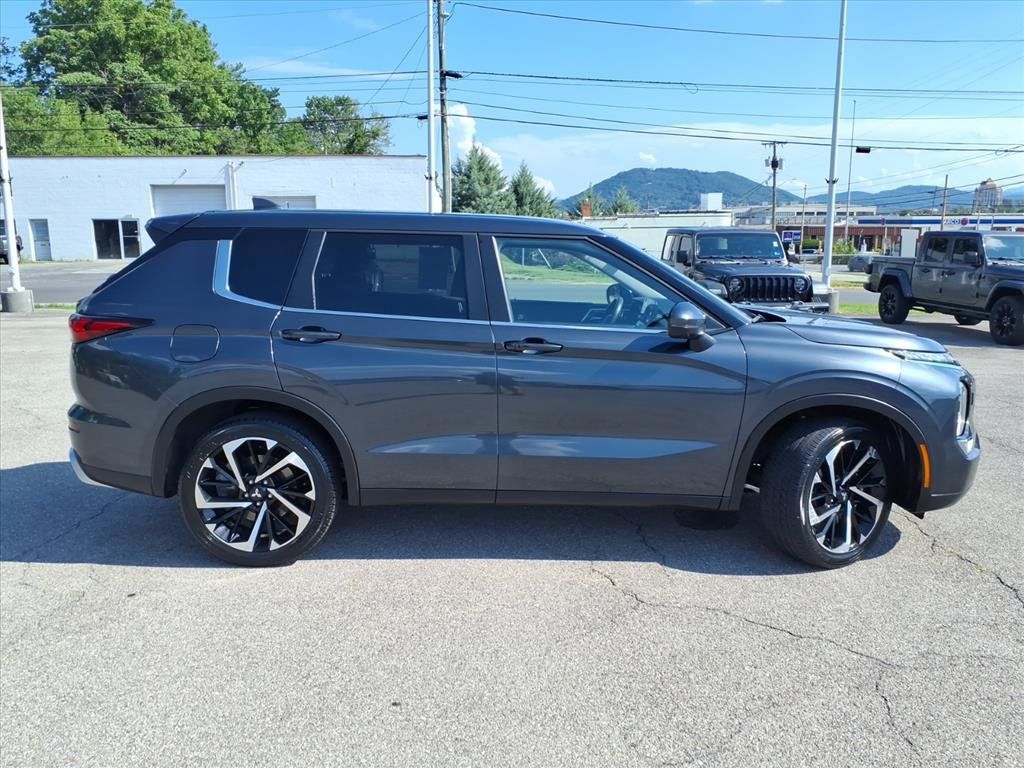 Used 2024 Mitsubishi Outlander SE AWD/4WD image 3