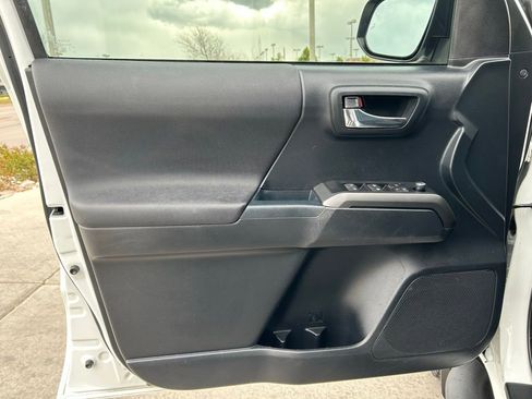 Used 2018 Toyota Tacoma TRD Sport w/ TRD Premium Sport Package AWD/4WD image 23