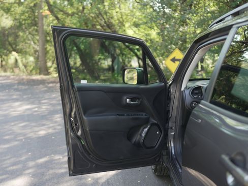 Used 2016 Jeep Renegade Latitude image 27