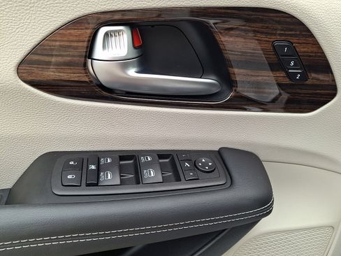 Used 2023 Chrysler Pacifica Limited FWD image 14