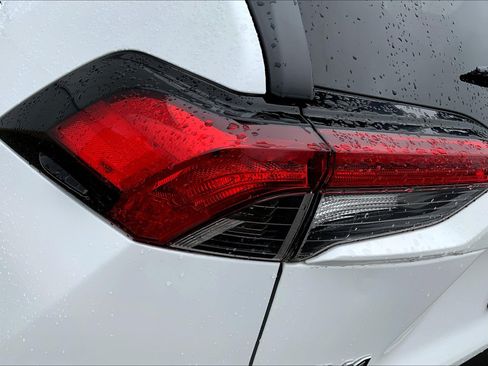 Used 2021 Toyota RAV4 XLE FWD image 33
