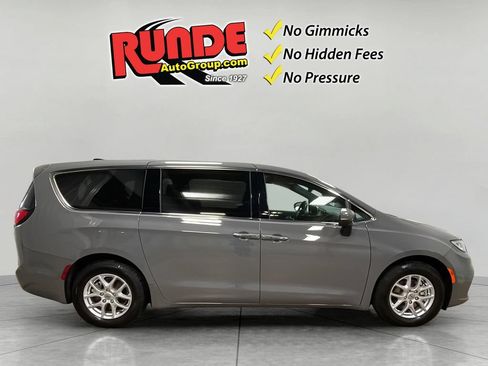 Used 2023 Chrysler Pacifica Touring FWD image 6