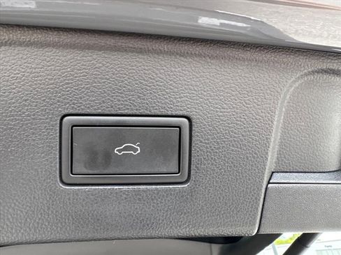 Used 2025 Volkswagen Atlas SE FWD image 11