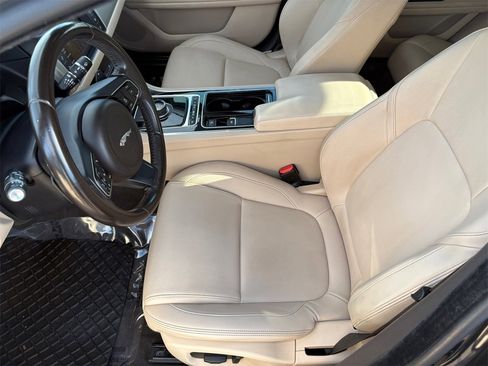 Used 2017 Jaguar XF Premium image 21