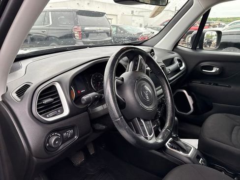 Used 2019 Jeep Renegade Latitude w/ Cold Weather Group AWD/4WD image 8