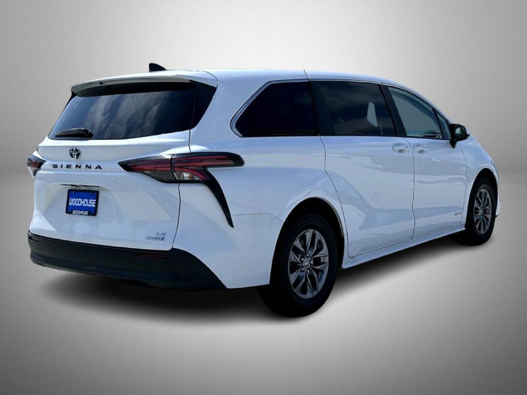 Used 2021 Toyota Sienna LE FWD image 5