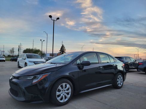Used 2022 Toyota Corolla LE FWD image 3