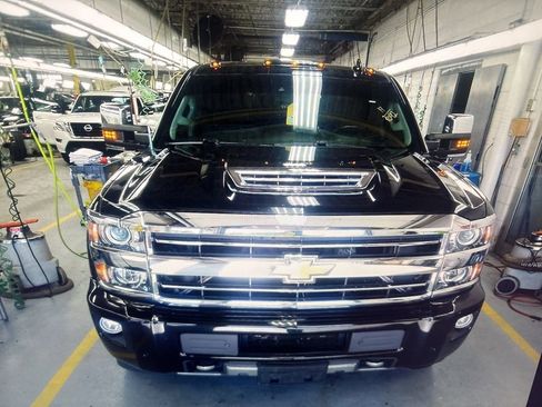 Used 2019 Chevrolet Silverado 2500 High Country w/ Duramax Plus Package AWD/4WD image 2