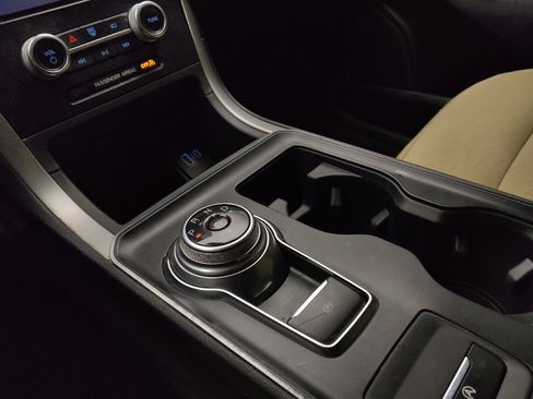 Used 2021 Ford Edge SE image 26