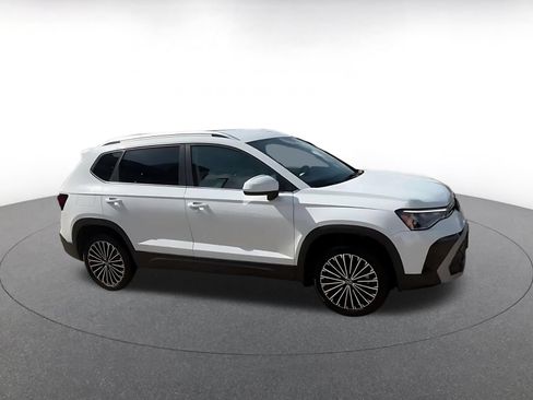 Used 2026 Volkswagen Taos SE FWD image 2