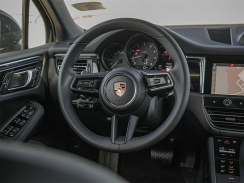 Certified 2025 Porsche Macan image 24
