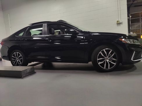 Used 2025 Volkswagen Jetta SE w/ Sunroof Package image 3