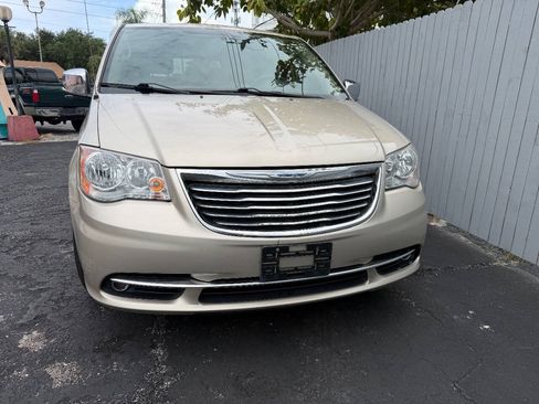 Used 2015 Chrysler Town & Country Touring-L w/ Driver Convenience Group FWD image 11