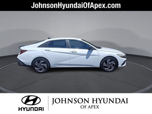 Used 2025 Hyundai Elantra SEL FWD image 10