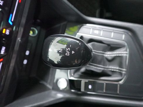 Used 2023 Volkswagen Tiguan SE w/ Panoramic Sunroof Package image 21