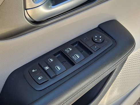 Used 2024 Chrysler Pacifica Select image 22