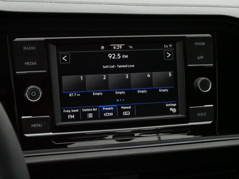 Certified 2022 Volkswagen Jetta SE w/ Panoramic Sunroof Package image 22