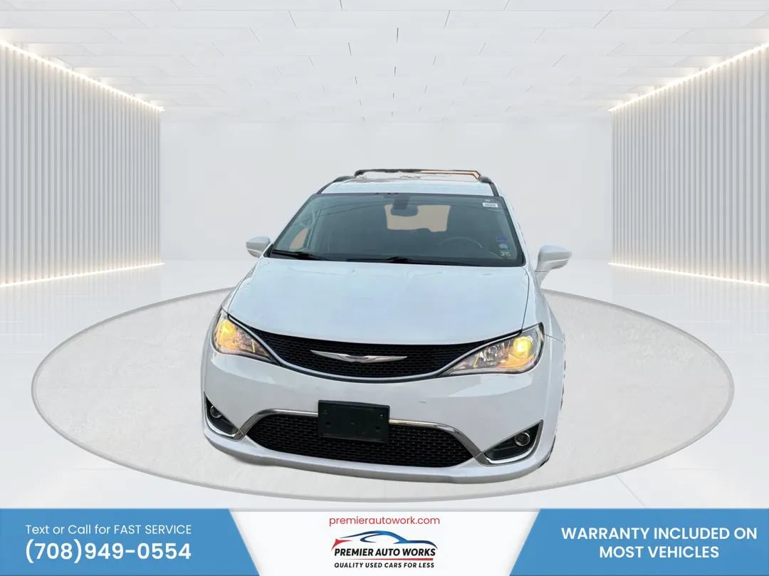Used 2017 Chrysler Pacifica Touring-L FWD image 2