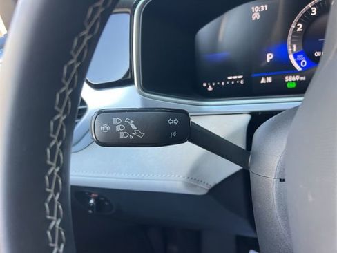 Certified 2025 Volkswagen Taos SE image 18