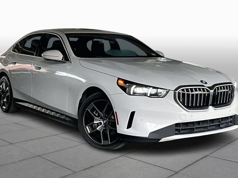 Used 2024 BMW i5 eDrive40i w/ Premium Package image 2