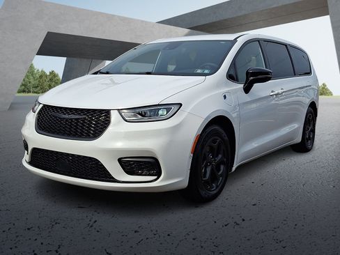 Used 2024 Chrysler Pacifica Limited FWD image 3