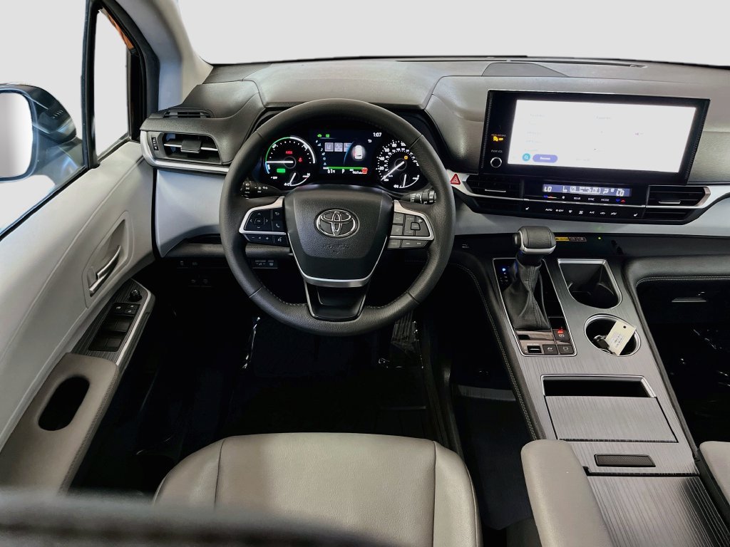 Used 2026 Toyota Sienna XLE FWD image 23