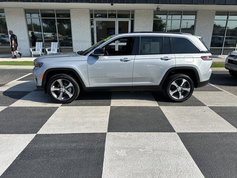 Used 2025 Jeep Grand Cherokee Limited RWD image 1