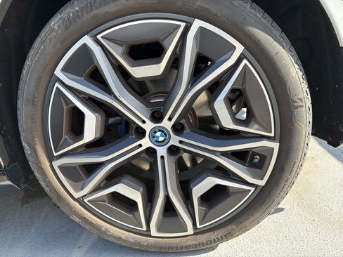 Used 2024 BMW iX xDrive50 w/ Premium Package AWD/4WD image 9