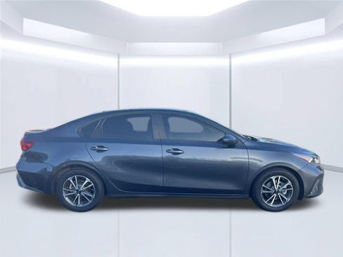 Used 2022 Kia Forte LXS FWD image 4