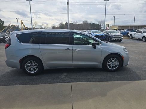 Used 2024 Chrysler Pacifica Touring-L image 6