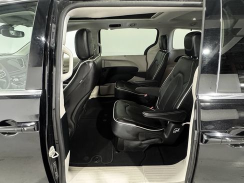 Used 2024 Chrysler Pacifica Limited FWD image 20