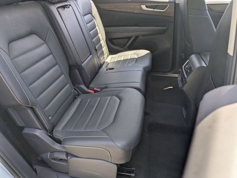 Used 2025 Volkswagen Atlas SEL AWD/4WD image 30