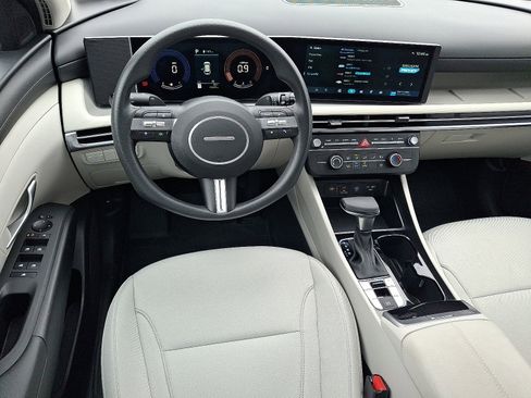 Certified 2025 Hyundai Tucson SE image 12