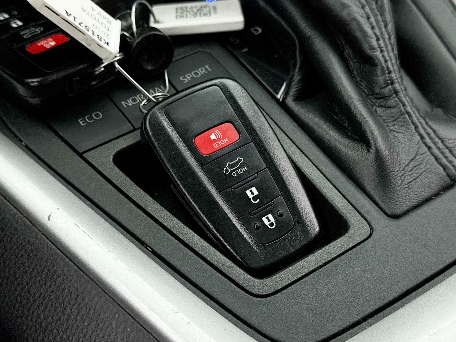 Used 2020 Toyota RAV4 XLE w/ Convenience Package FWD image 37