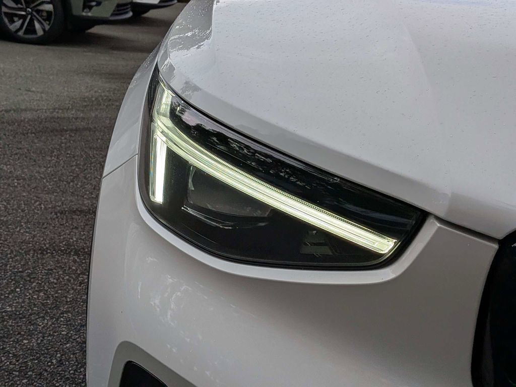 Certified 2026 Volvo XC40 B5 Plus AWD/4WD image 9