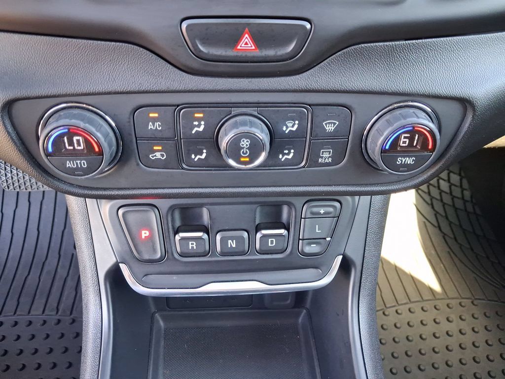 Used 2020 GMC Terrain SLE w/ Driver Convenience Package AWD/4WD image 17