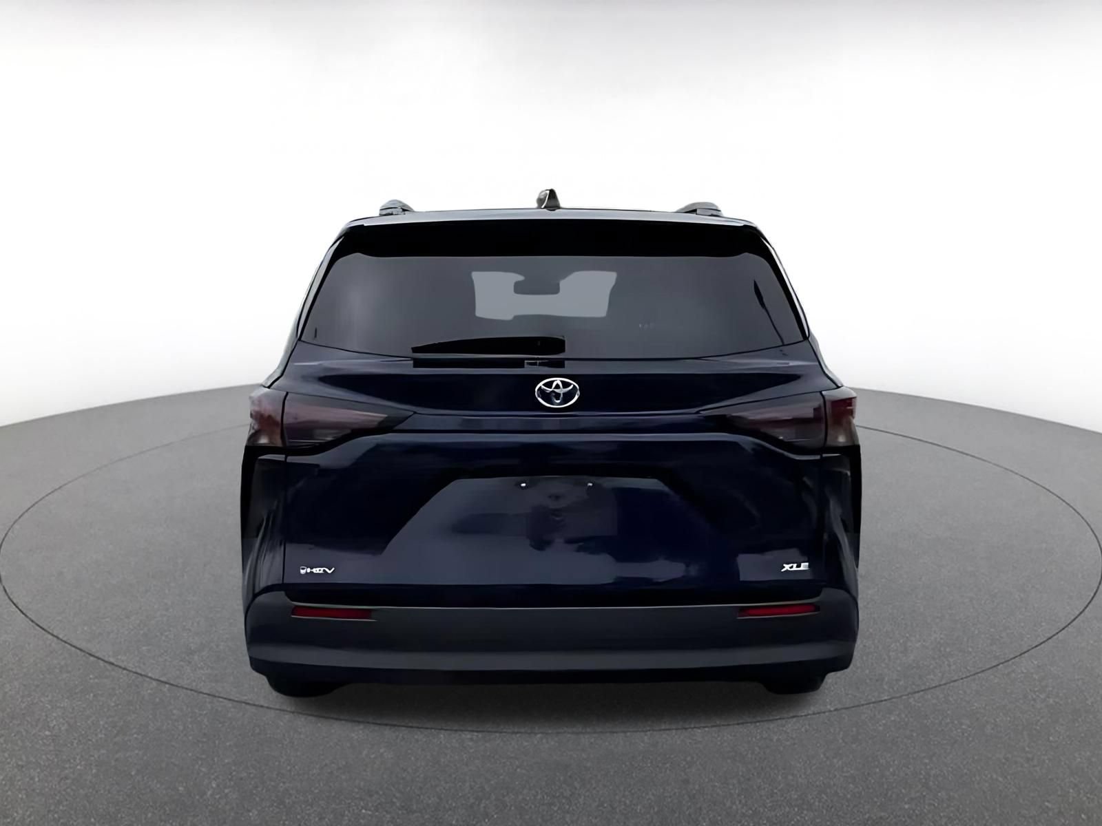Used 2025 Toyota Sienna XLE FWD image 12