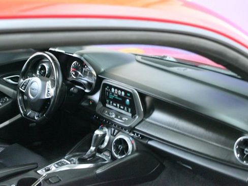 Used 2018 Chevrolet Camaro LT RWD image 10