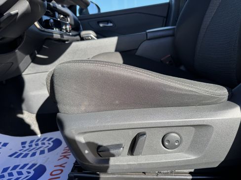 Used 2022 Nissan Rogue SV image 11